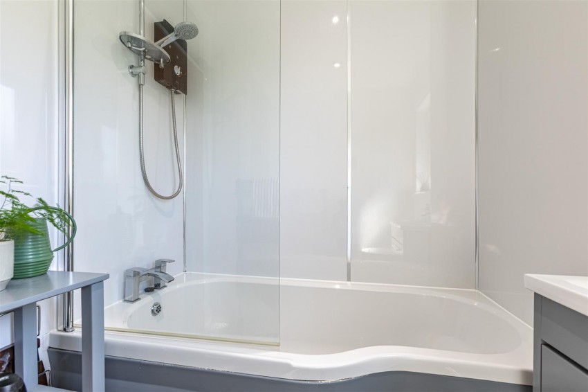 Images for 54 Eildon Crescent, Melrose